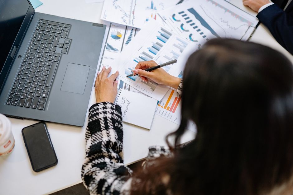 O balcão agora é digital: como os clientes encontram empresas hoje